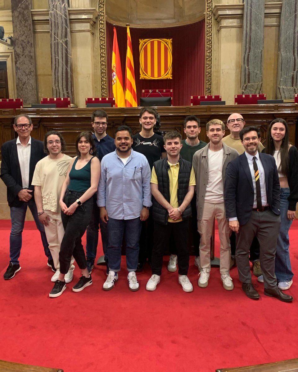 toniaira's tweet image. Momentàs inici de classe #compolin al @parlamentcat 🏛️amb foto feta per #spin (@jordimoreso) amb la presidenta @Anna_Erra i el nostre cicerone de luxe a l’indret, @jescude, el #dircom de la cambra catalana 🫶🏼 Els alumnes n’aprenen sempre tant! I al seu hàbitat ✨ Gràcies, Pep!