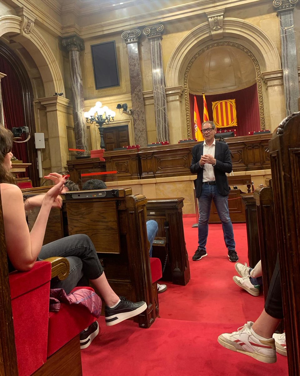 toniaira's tweet image. Momentàs inici de classe #compolin al @parlamentcat 🏛️amb foto feta per #spin (@jordimoreso) amb la presidenta @Anna_Erra i el nostre cicerone de luxe a l’indret, @jescude, el #dircom de la cambra catalana 🫶🏼 Els alumnes n’aprenen sempre tant! I al seu hàbitat ✨ Gràcies, Pep!