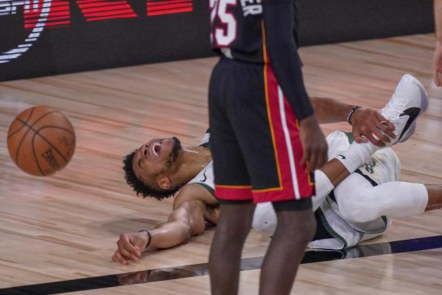 AlexBurnsHoops's tweet photo. 2020:
• Giannis gets injured early in the playoffs
• Other Bucks players play poorly
• Bucks get eliminated by Heat in 5
• Heat advance to NBA Finals and lose
• Criticism from the media

2021:
• Bucks trade for a star PG
• Giannis signs an extension in MIL
• Bucks player gets All Star MVP
• Bucks reach 3rd seed
• 🏆 

2023:
• Giannis gets injured early in the playoffs
• Other Bucks players play poorly
• Bucks get eliminated by Heat in 5
• Heat advance to NBA Finals and lose
• Criticism from the media

2024:
• Bucks trade for a star PG
• Giannis signs an extension in MIL
• Bucks player gets All Star MVP
• Bucks reach 3rd seed
• 👀