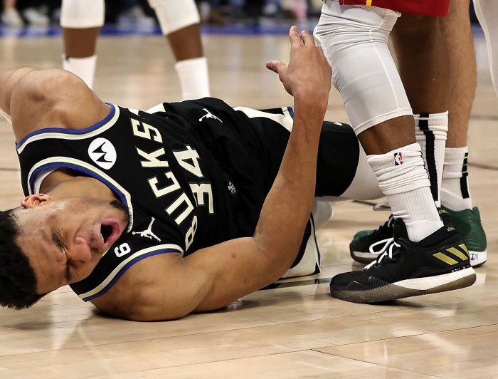 AlexBurnsHoops's tweet photo. 2020:
• Giannis gets injured early in the playoffs
• Other Bucks players play poorly
• Bucks get eliminated by Heat in 5
• Heat advance to NBA Finals and lose
• Criticism from the media

2021:
• Bucks trade for a star PG
• Giannis signs an extension in MIL
• Bucks player gets All Star MVP
• Bucks reach 3rd seed
• 🏆 

2023:
• Giannis gets injured early in the playoffs
• Other Bucks players play poorly
• Bucks get eliminated by Heat in 5
• Heat advance to NBA Finals and lose
• Criticism from the media

2024:
• Bucks trade for a star PG
• Giannis signs an extension in MIL
• Bucks player gets All Star MVP
• Bucks reach 3rd seed
• 👀