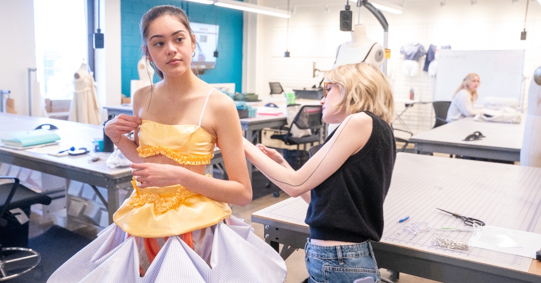 A sneak peek behind the scenes of the O'More Fashion Show fittings! 👗 Don't miss out on this chance to witness emerging designers showcase their creations this Friday, April 19 in the Curb! ✨ Click here to secure your spot! bit.ly/4cHKJ0q