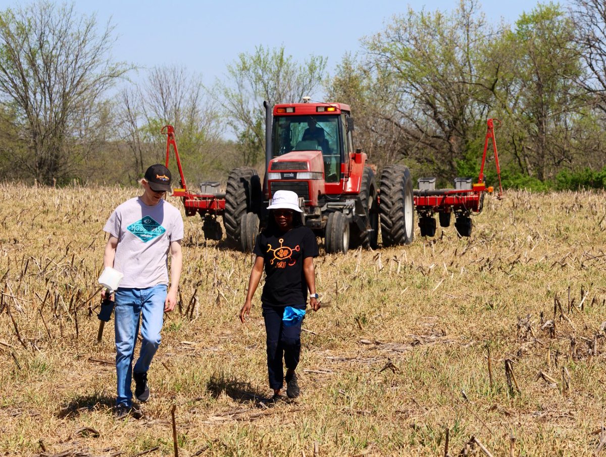 Feyi came to @Mizzou with a desire to conduct on-farm research as part of her PhD.  Her trials started going in the ground today with help from @ellisce & the strip trial team. 

@cafnr 
@missourisoybean 
@MUExtAgEnviron