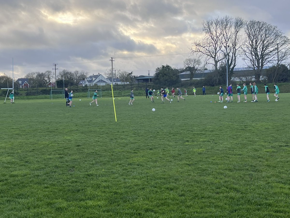 MeathCoaching's tweet photo. WOW!  it’s not a warm evening 🥶 but #gpodamo out in @stpatsmeath linking in with a bit of football and hurling!!! https://t.co/y0NhKjsqyU