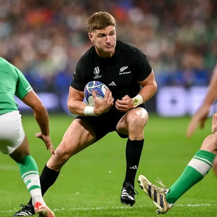 All Blacks center Jordie Barrett has  signed for Leinster. 

He will arrive from Hurricanes in December and play on a short-term contract until the end of the 2024/25 season 

#Rugby #URC #BKTURC #SinBinRugby