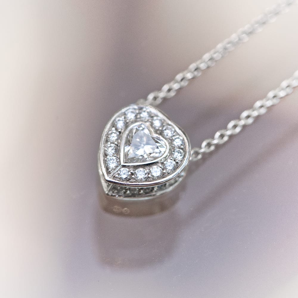 ‘I love you’. Three small words that mean everything. 💕

Our heavenly heart shaped diamond pendant is a beautiful gift to say those words too.

#martinandco #love #diamondjewellery 💕