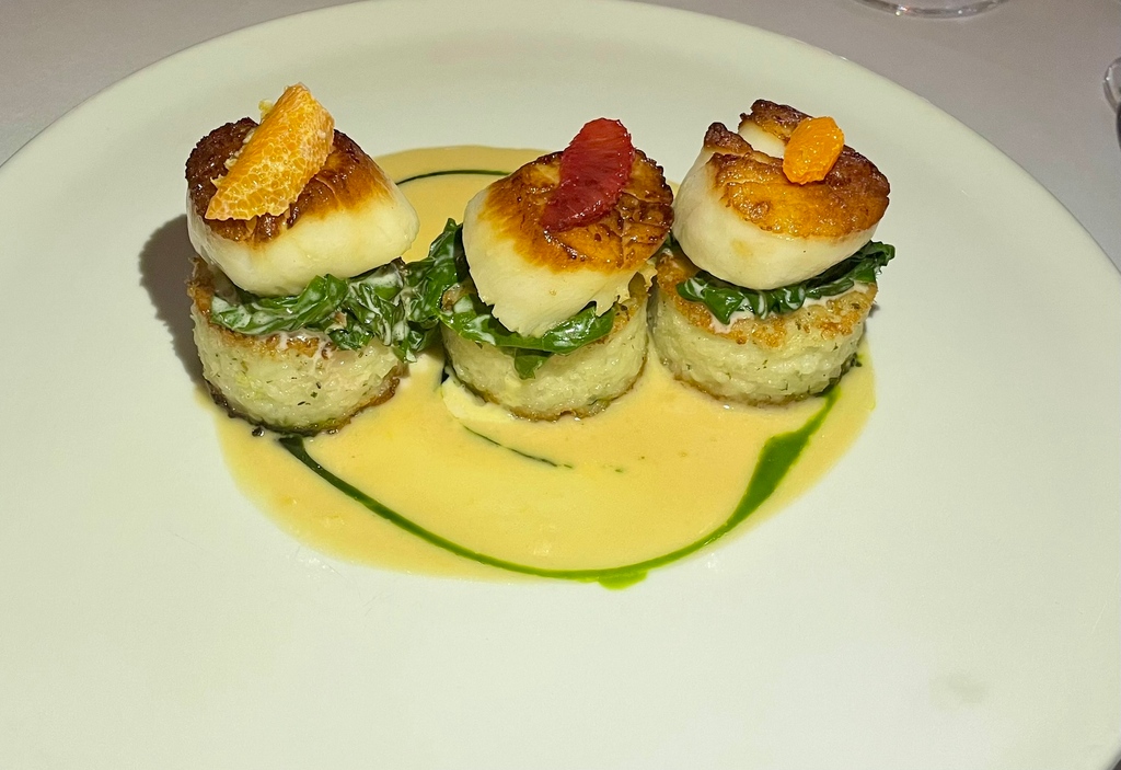 Charlie Palmer's Dry Creek Kitchen serves exceptional food and tasty drinks in Healdsburg, California. The scallops here were tender and delicious. #drycreekkitchen @UpscaleLivingMg #stayhealdsburg #gourmetcuisine #sonomacountywine #winecountry #foodie #seafood #luxurylifestyle