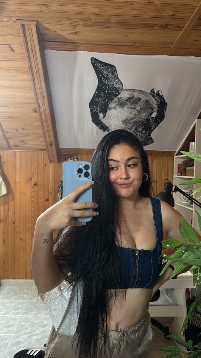 irenne_00's tweet photo. Esa morena a mi me tiene loco 🤪 https://t.co/ZoZswy0Zuc