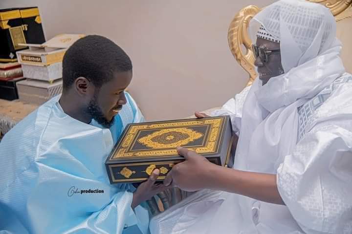 Le président de la République Bassirou Diomaye Faye a effectué sa première visite officielle dans la cité religieuse auprès du Khalife général de mourides Serigne Mountakha Bachir Mbacké