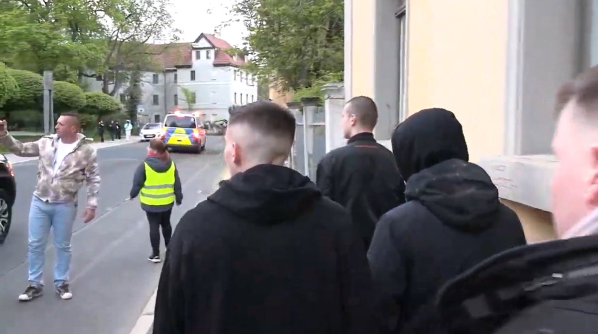 DerNorb's tweet photo. Bei der Nazikundgebung in #Weimar bettelte die #Basispartei heute über einen Faschisten öffentlich um Stimmen…🤮 https://t.co/CAwIytOcdV