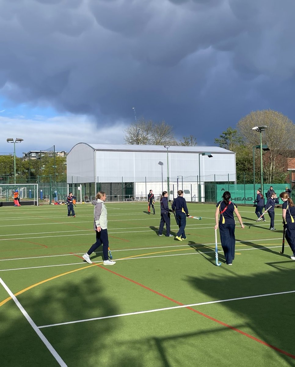 Thank you @SarahRobertson_ for a fantastic hockey masterclass! The pupils thoroughly appreciate the experience of being coached by you and learning from your expertise 🏑