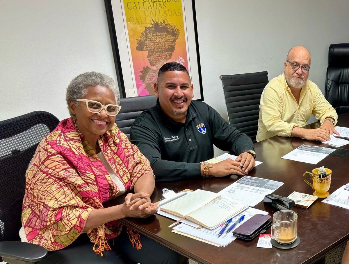 Conversando con representante de la Federación de Maestros sobre distintas legislaciones.
