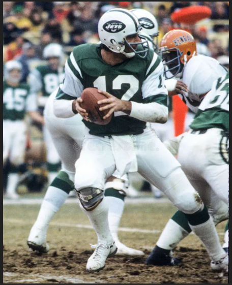 dcd1957's tweet photo. @nyjets Bring back the old Namath uniforms, especially the classic helmet! https://t.co/2GoVClHRQU
