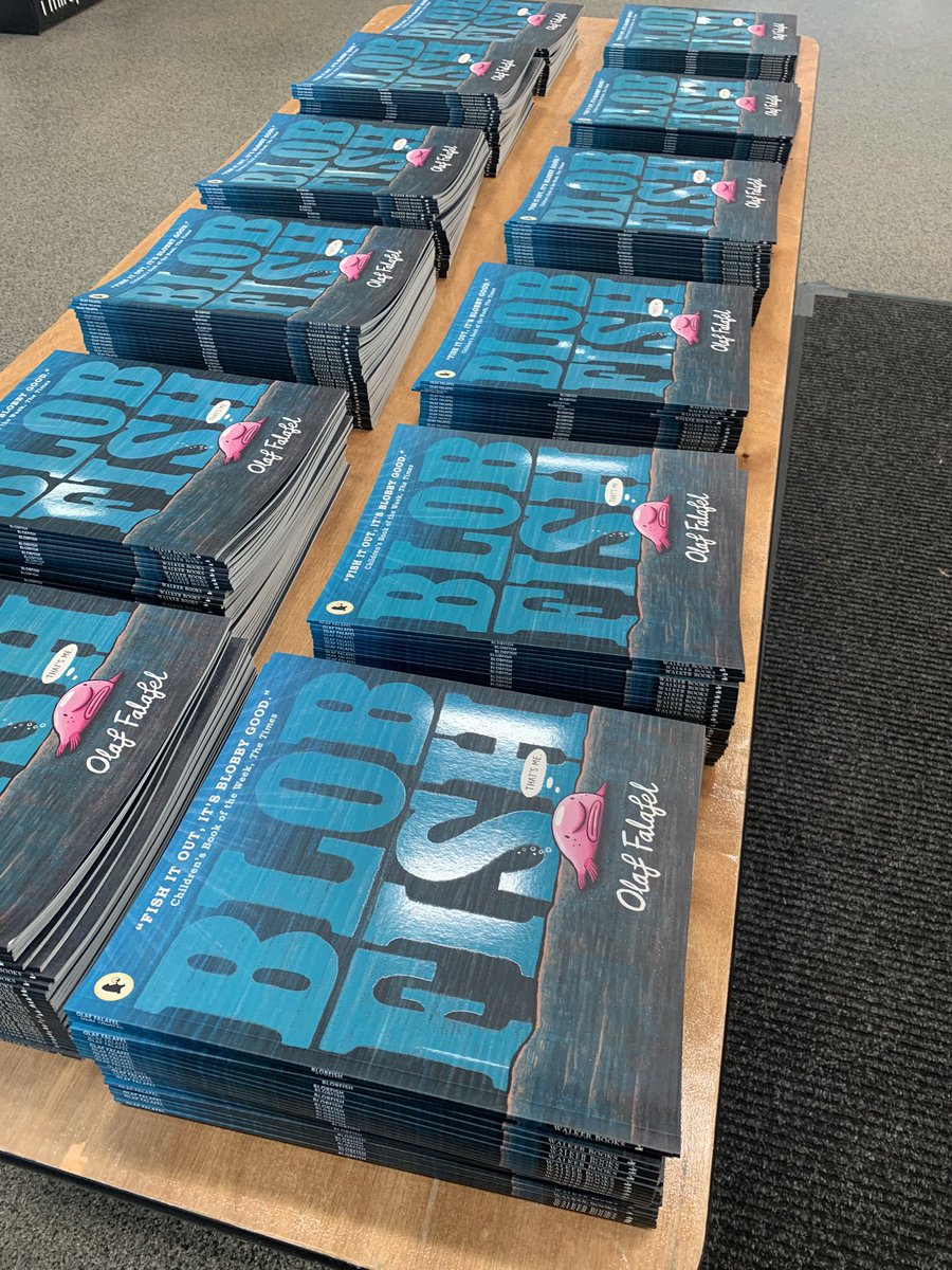 I had a fun afternoon today talking to around 600 teaching and support staff at @_TSLT for their inset day. They all got one of my books but I think the real gifts were the bad jokes I told them 😬