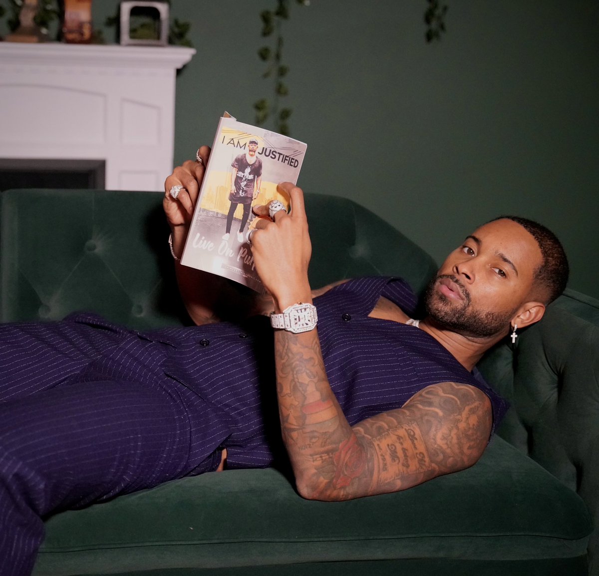 IamJustified1's tweet photo. How many people still reading books?
Be honest.. #IamJustified https://t.co/f47zmMSdqC