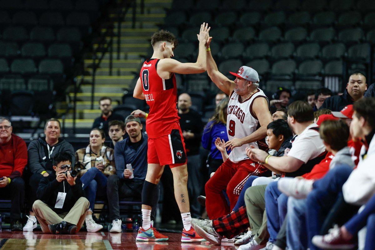 Sitting courtside at one of our games puts you in the middle of the action! Memberships are on sale now for the 24-25 season! 👀🔴 🔗: windycity.gleague.nba.com/2023-24-season…