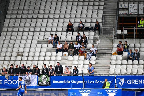 Respect aux angevins s’étant déplacé à Grenoble ❤️.

Non aux matchs le lundi, bon retour ! ⚫️⚪️
#GF38SCO