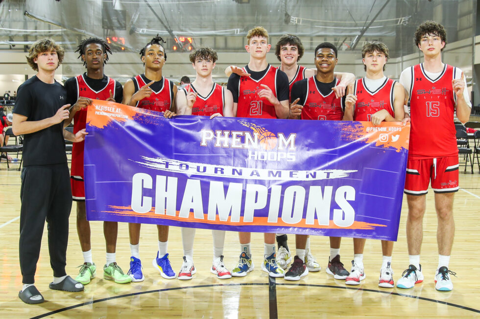 SW15H Elite proving to be a team of high interest this summer #PhenomHoops 👉 This is a team that proved they are worthy of college coaches' attention all summer long. @Coach_Rick57 @colbylewis20 @JeffreyBendel_ @Phenom_Hoops @ty1ewis Read: phenomhoopreport.com/sw15h-elite-pr…