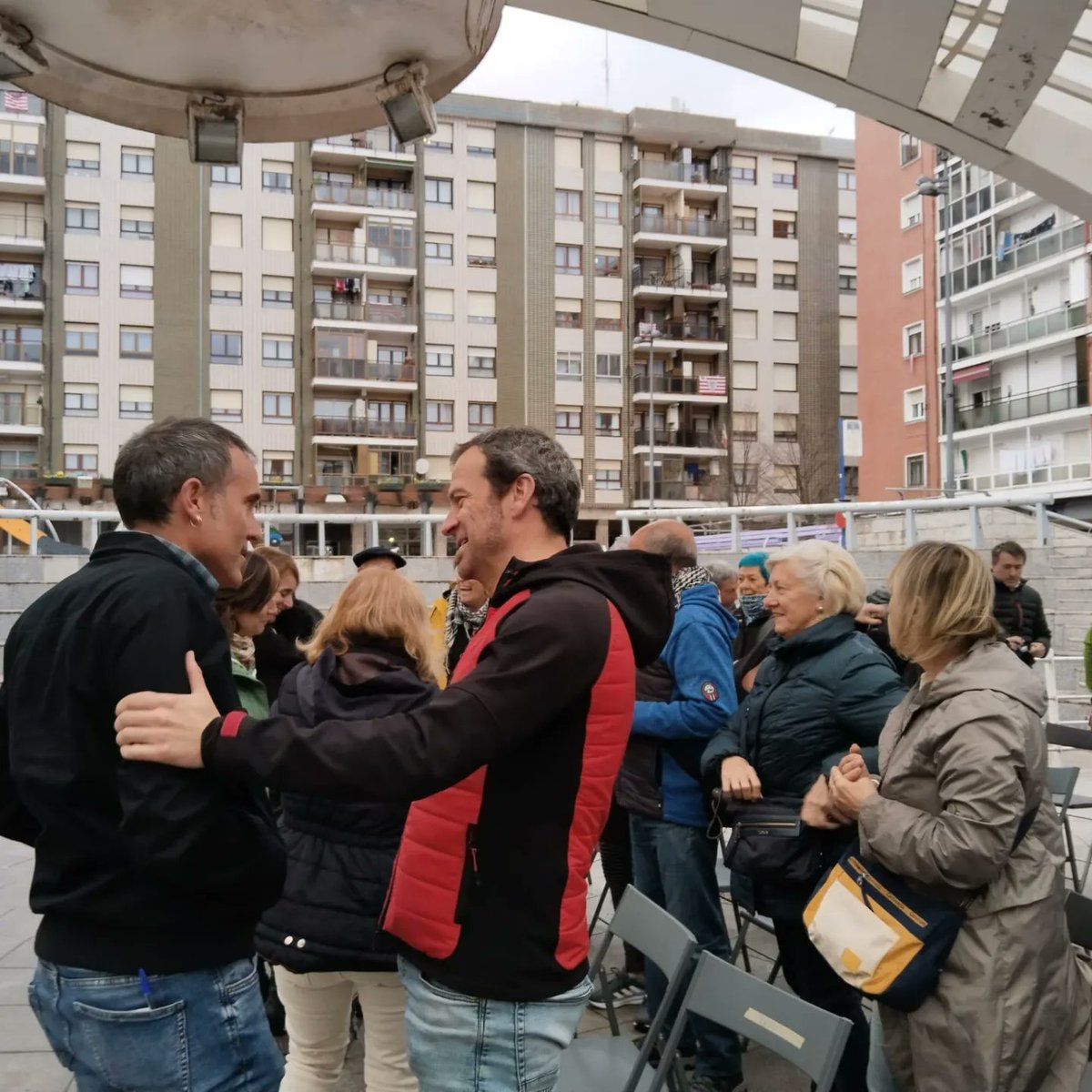 Astrabuduan egon gara gaur aldaketa ORAIN dela ozen eta irribarretsu aldarrikatzen <a href="/julenaretakoa/">Julen Arzuaga Gumuzio</a>-rekin.
 
Es tiempo de cambio, es tiempo de nuevas formas de hacer política. El futuro en tus manos.

#AldaketaDaOrain #BozkatuEHBildu
#Astrabudua #Erandio

<a href="/ehbildubizkaia/">EH Bildu Bizkaia</a>