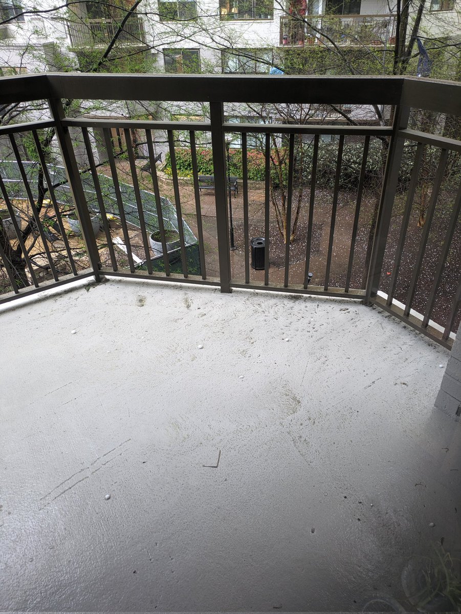 crlyhrwildcat's tweet photo. @capitalweather wow hailstorm coming through Pentagon City, hail up to an inch wide but melting fast! https://t.co/xjH1AIjipz