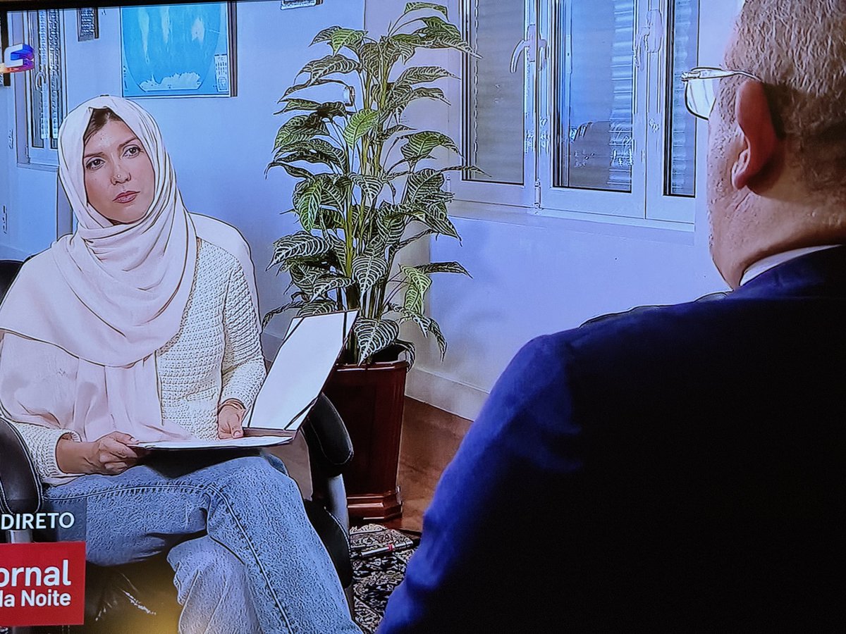 Porque carga de água a jornalista está de lenço a entrevistar o embaixador do Irão? Estamos em Portugal, estas cedências são lamentáveis.