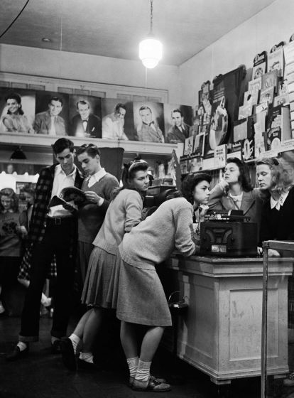 Teenagers listen to records in 1944.