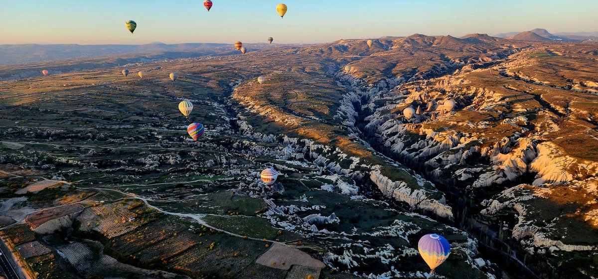 tgrance76's tweet photo. Cappadocia 🇹🇷- Hot Air Balloon https://t.co/BaXQFVuHu9