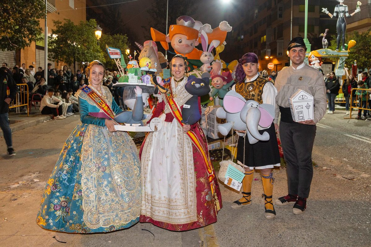 Falla374's tweet image. 🔥 L’INDULT DEL FOC

Nuestros representantes decidieron salvar algunos ninots y detalles de nuestras fallas antes de la Cremà. Una larga tradición que también les permite recordar el mejor año de sus vidas ❤️ Y cada cual tuvo su motivo y significado, pero tan acertados todos 😍