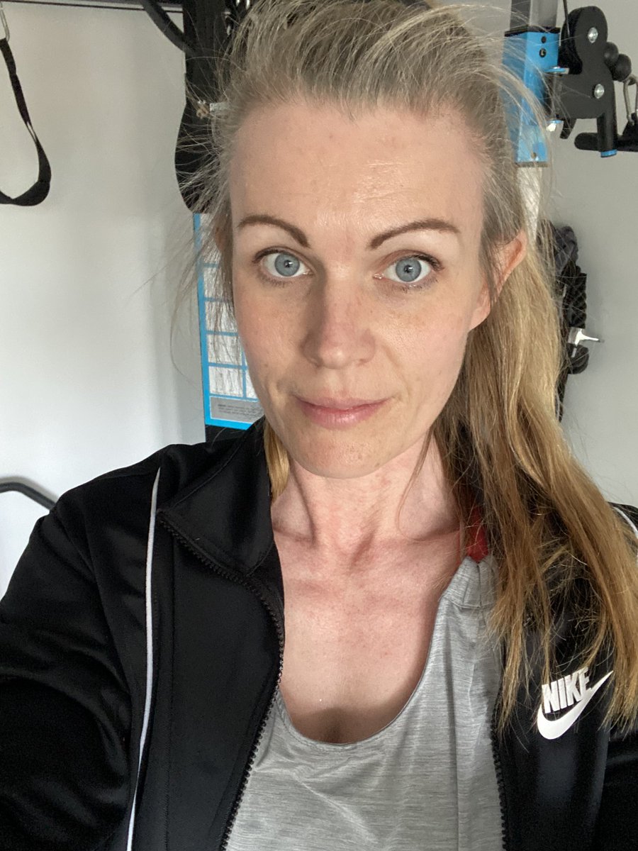 Short strength session after my first day back at school after the holidays. Tomorrow may end up as a rest day- we shall see. Back, chest and shoulders done, plus a little bit of mobility work. #runninggirl #gymday #crosstraining #MondayMotivation #MondayMood #Mondaydone