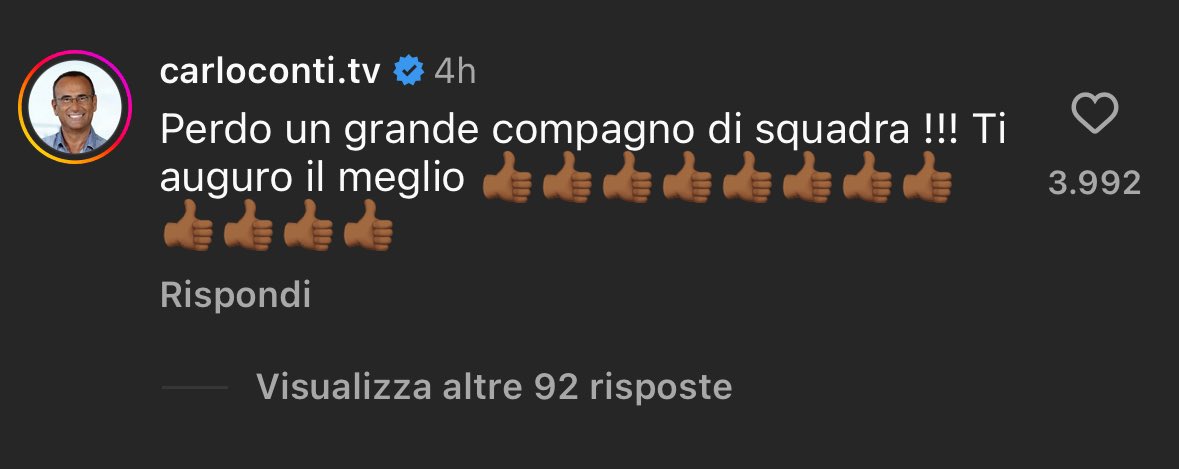 Carlo Conti che commenta il post di Amadeus usando l'emoji del pollice nero sto starnazzando