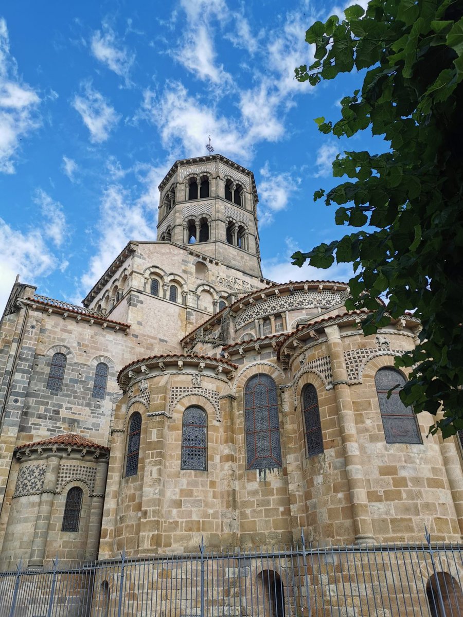 8eme match groupe 3 : - Abbatiale de la Trinité VENDÔME (41) - Eglise St Austremoine ISSOIRE (63) Photos dans l'ordre cité Les votes ci-dessous #concourseglise