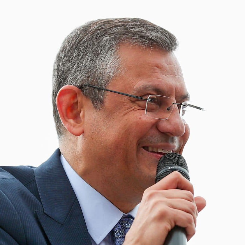 solcugazete's tweet photo. Seçimden sonra ses teli ve göz ameliyatı olan, ardından gözlük takmamaya başlayan Özgür Özel; şimdi de SAÇINI BOYADI. https://t.co/q9YUUH6EQ8