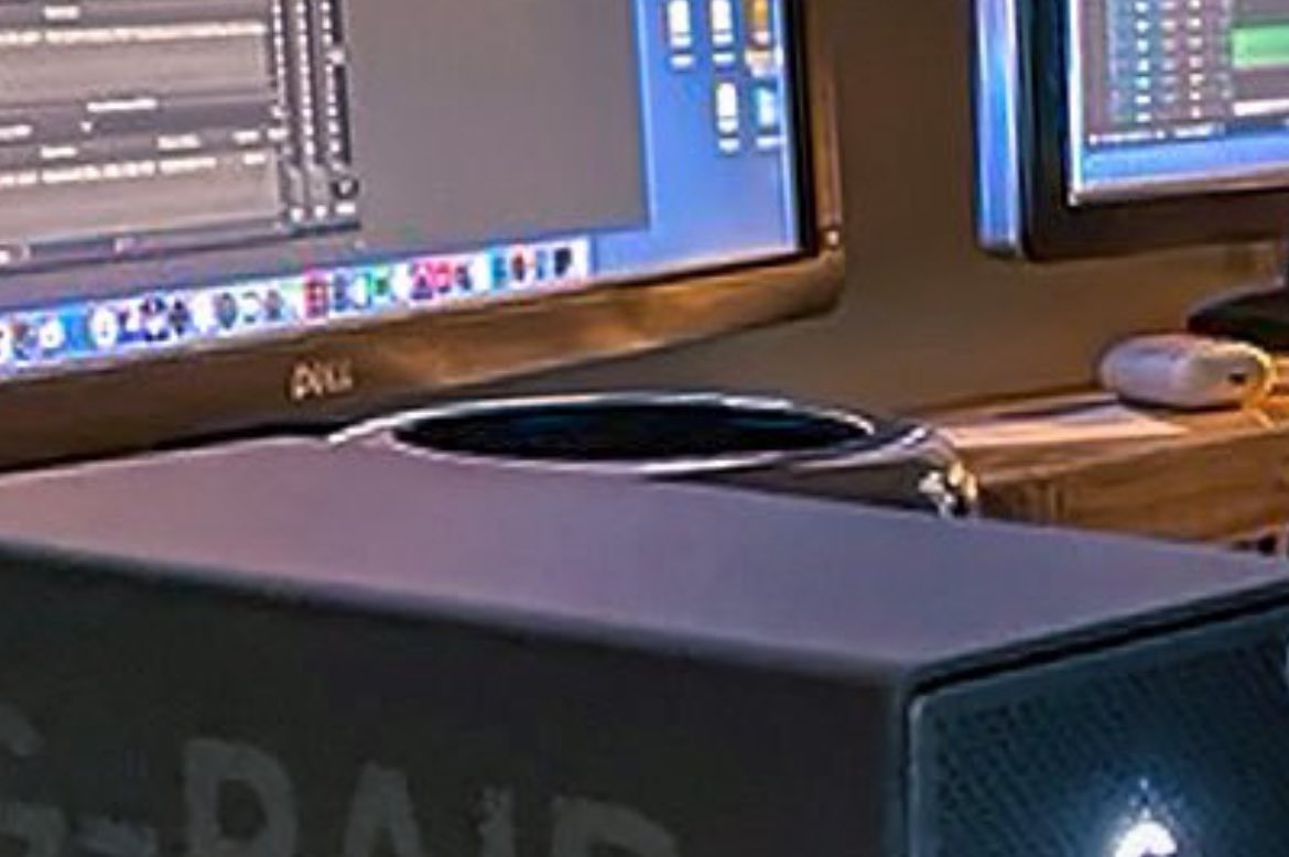 @rhlozanek I’ve just spotted it actually. It’s the 2013 trashcan Mac Pro