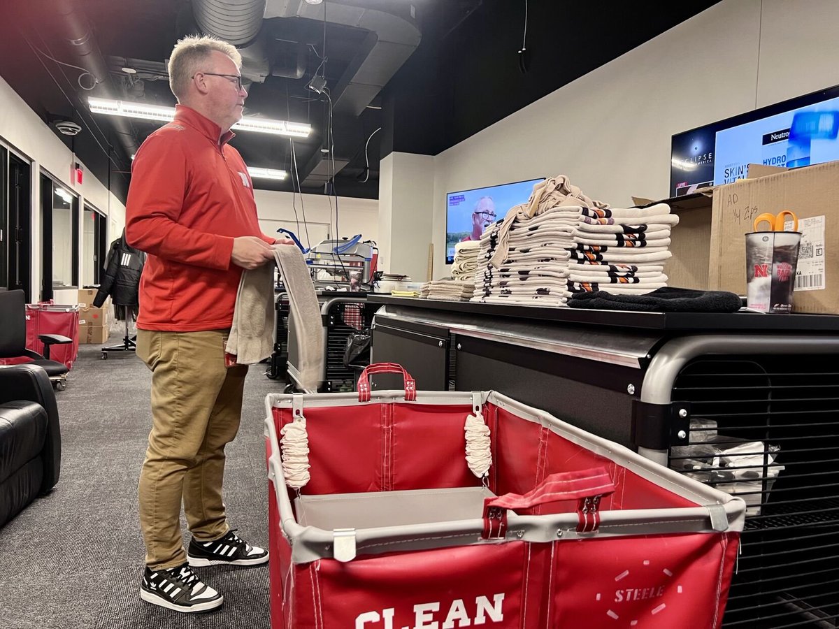 Our @TeddyProchazka details one of the backbones of the @Huskers, head equipment manager Jay Terry nebraskanewsservice.net/unlimitedsport…