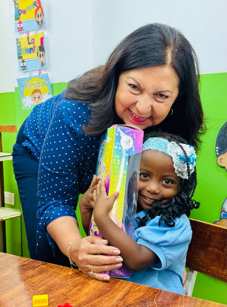 Dijo la alcaldesa @gestionperfecta que el Pdte @NicolasMaduro ha priorizado la educación y la muestra es este preescolar completamente transformado, también felicito a @WuikelmanAngelP y al equipo del @Incesocialista por este logro en equipo. #VamosPaLanteMaduro #15Abr #Oriele