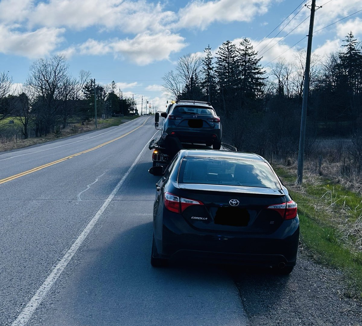 Two people charged for stunt so quickly that they made it on the same tow truck…Myrtle Rd/Highfield Dr Ashburn Village. Posted 50 km/h community safety zone. Slow down, drive safely and obey the rules of the road @DRPSCWDiv #TeamWork ^bb
