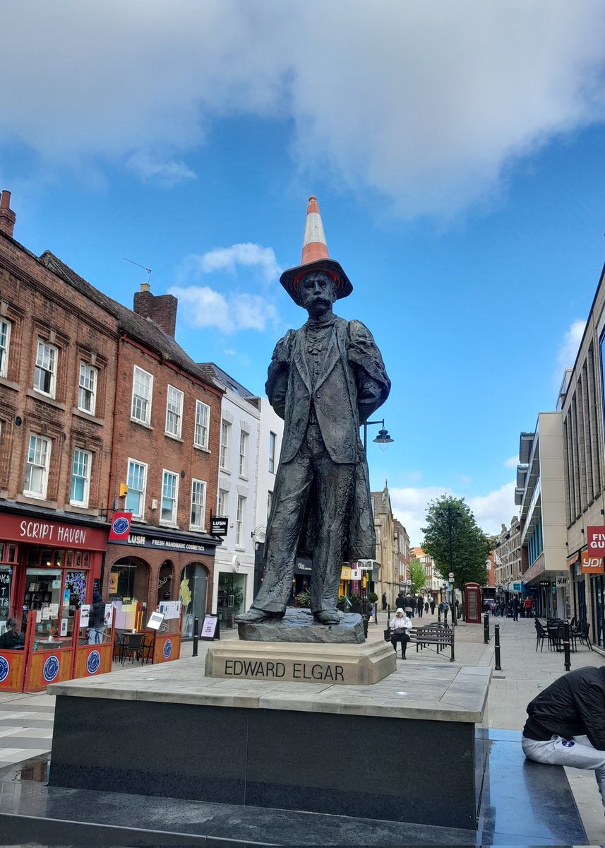 Earlier today.....Sir Edward Elgar had a new hat! 
Hope someone's shown him some respect &amp; removed it 🙏 
#WorcestershireHour