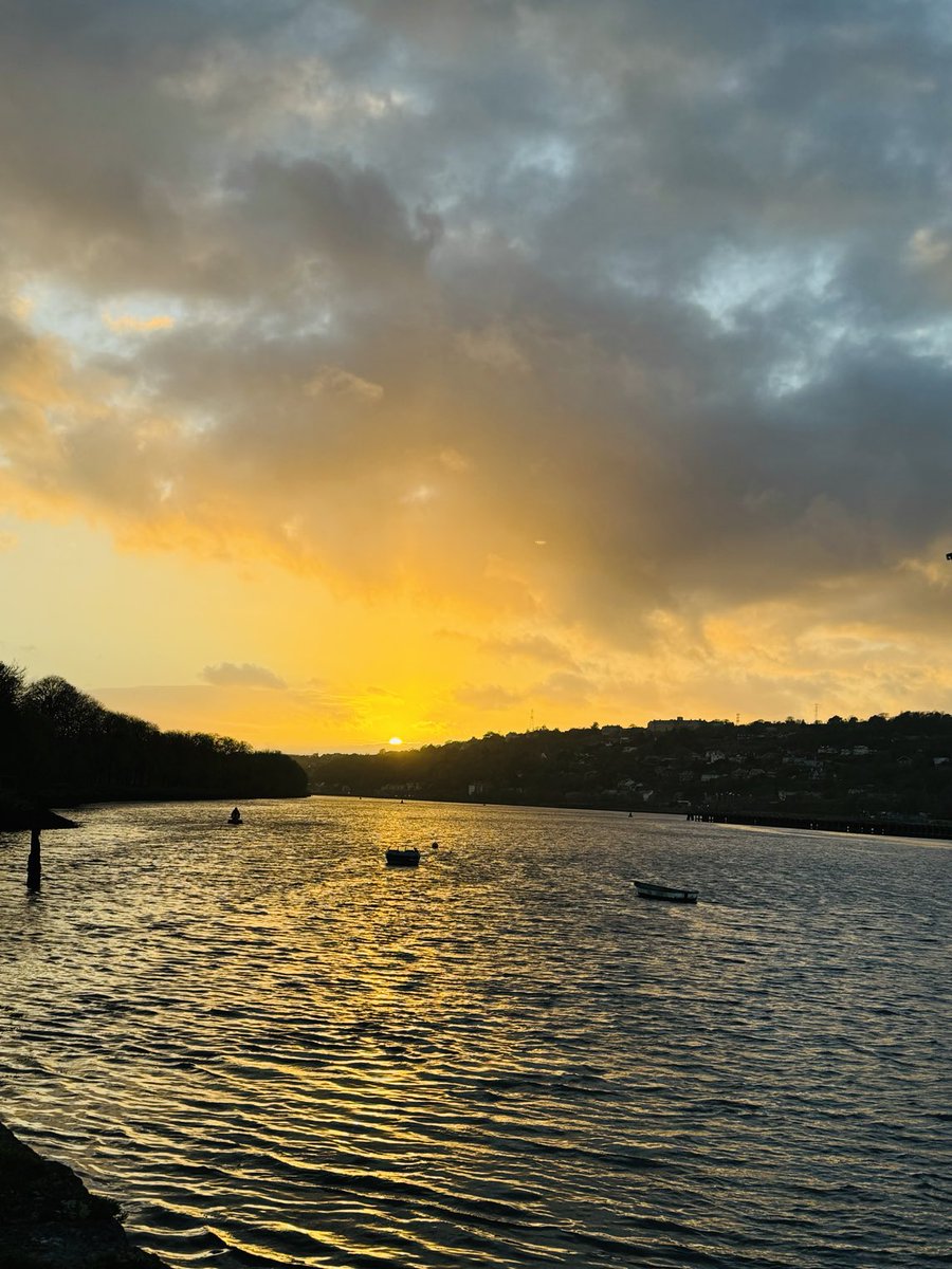 A grand April sunset Leeside after a cold and blustery day 🧡 #lee #cork ⁦@pure_cork⁩ ⁦@corkbeo⁩ ⁦@ThePhotoHour⁩ ⁦@CarlowWeather⁩ ⁦@yaycork⁩ ⁦@savecorkcity⁩