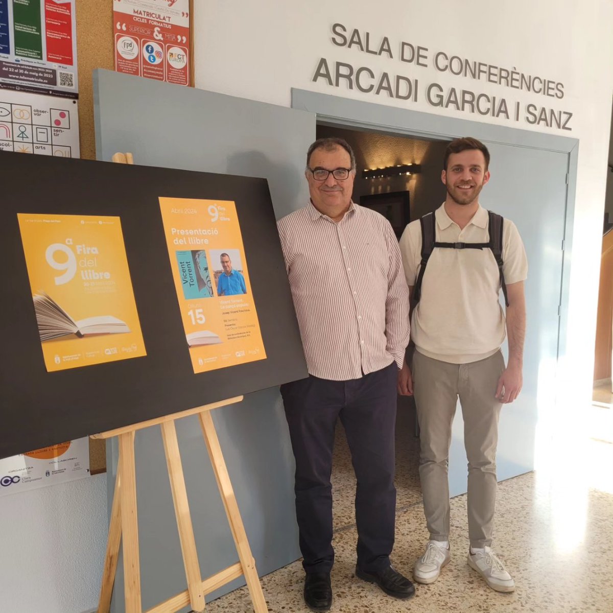 bibliolavall's tweet photo. Vicent Torrent, ha sigut el protagonista de la primera presentació de llibres de la programació avant FIRA DEL LLIBRE 2024 a la Vall d'Uixó.
JOSEP VICENT FRECHINA ens ha presentat el seu últim treball #músicatradicional #AlTall #VicentTorrent https://t.co/R02R0dtYvC