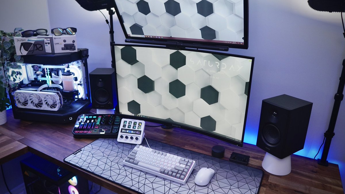 Setting up the @Edifier_Global MR4s up in there temporary spot for now. Looks really good in the setup. I’m going to eventually mount my key lights on the wall as well as the studio monitors.