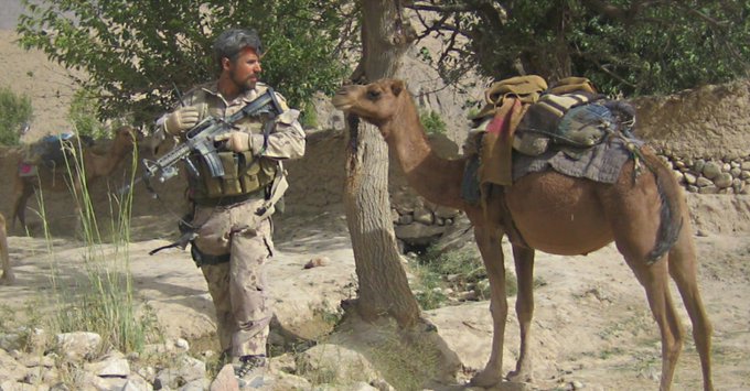 Afganistan'ın Zabul Vilayetinde bir köy araması sırasında bir 🇨🇦CANSOF operatörü.