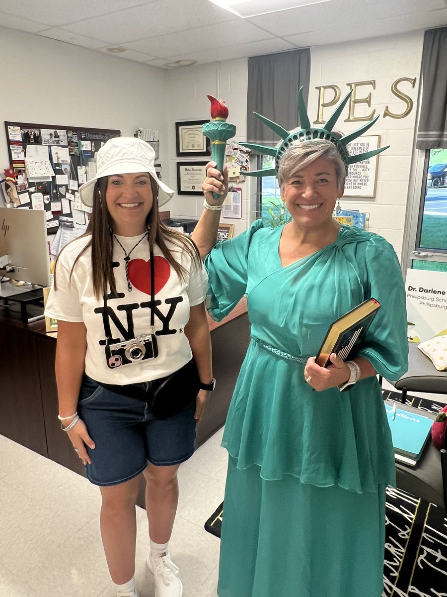 PAWSitivelyPES's tweet photo. "There's a lot to talk about when a whole school reads a book together."
PES celebrated New York City today since it's the setting of The Cricket in Times Square which is our #OneStatelinerStory selection for the year.
πππ @NewJerseyDOE @1WarrenCoNJDOE https://t.co/sjpYTu897u