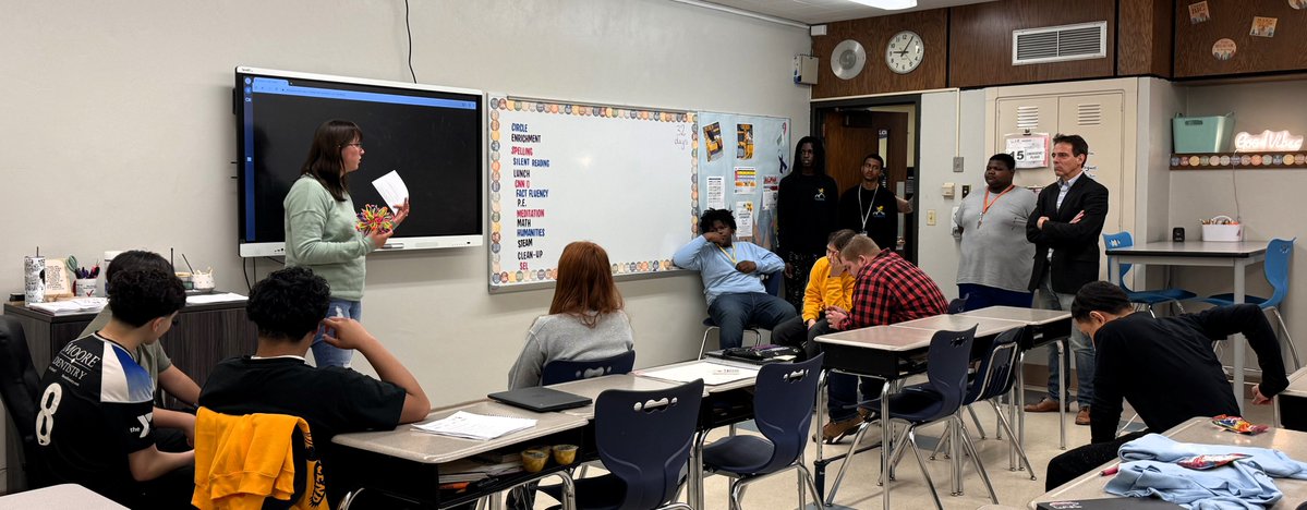 Illinois State Senator Steve Stadelman visited @SummitAcademy_ yesterday & had the opportunity to tour the campus w the Eagle Student Ambassador Team. Awesome to be able to share Summit's success & future plans with our legislators! Thanks for stopping by @SenStadelman! ❤🤍💙