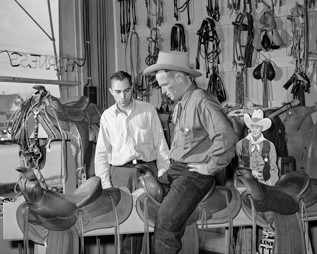 Cowboy buys saddle. Capriola's Saddlery. Elko, Nevada 1940.
Arthur Rothstein 📸