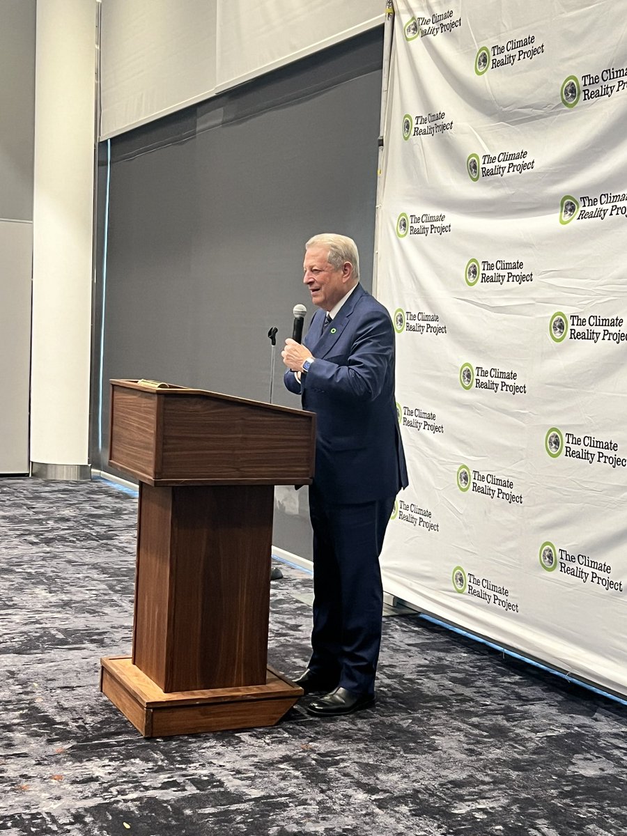 When I was a college student, I spent hundreds of hours volunteering to elect Al Gore to the White House. That history came full circle this weekend at @ClimateReality conference, where VP Gore is training people to tackle climate change. Not too shabby for a kid from Queens. 🌎