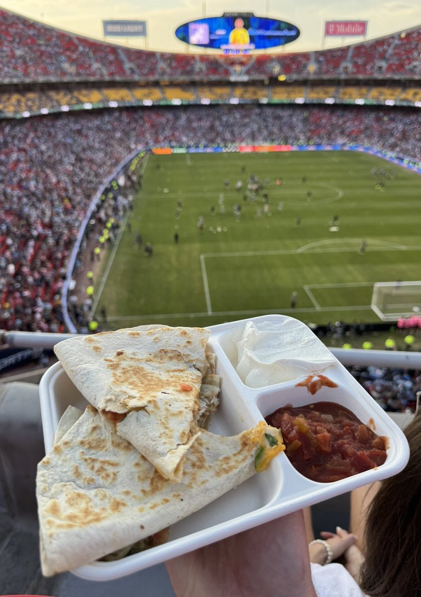 FootyScran's tweet photo. Chicken quesadilla at Sporting Kansas City (@SportingKC @GEHAField) 

💵 $16.95 (£13.60) https://t.co/fwEKwFBFXX