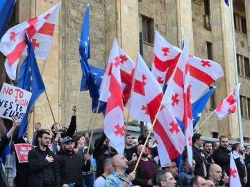 thijsreuten's tweet photo. 🇬🇪🇪🇺 Arrests starting in Tbilisi. Russia’s allies in Georgia are seriously jeopardizing the country’s EU perspective. But Georgia’s strong pro-European people say: #NoToRussianLaw. Long live free Georgia! https://t.co/nasXToXrOj