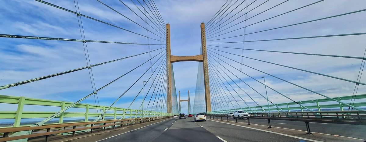 I love driving over the Prince of Wales bridge on the M4 @visitwales 🏴󠁧󠁢󠁷󠁬󠁳󠁿 especially on a sunny blue day.