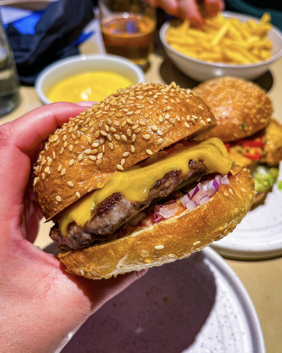 Big <a href="/Milkbunuk/">Milkbun</a> feed last night: 

🍔 Carolina: beef patty, pulled pork, American cheese, smoked bacon &amp; BBQ sauce 

🍔 El Chapo: buttermilk chicken thigh, chimichurri mayonnaise, chilli cheese &amp; fresh chillis

🍔 Bronx: beef patty, American cheese, pickles &amp; red onion