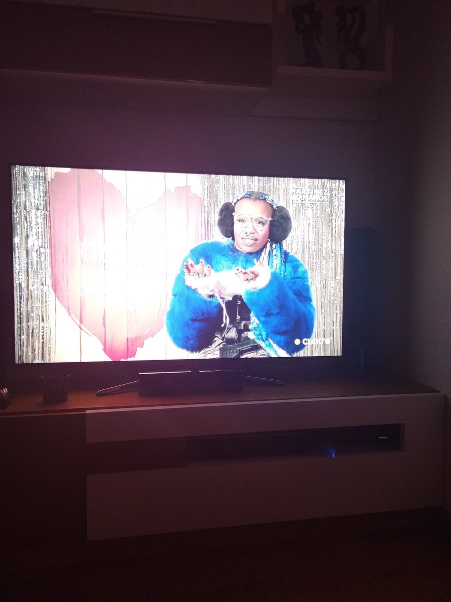 Lo que me sorprende es que pueda respirar y no haya muerto por asfixia. Pero qué lleva encima!!!!!#FirstDates15A