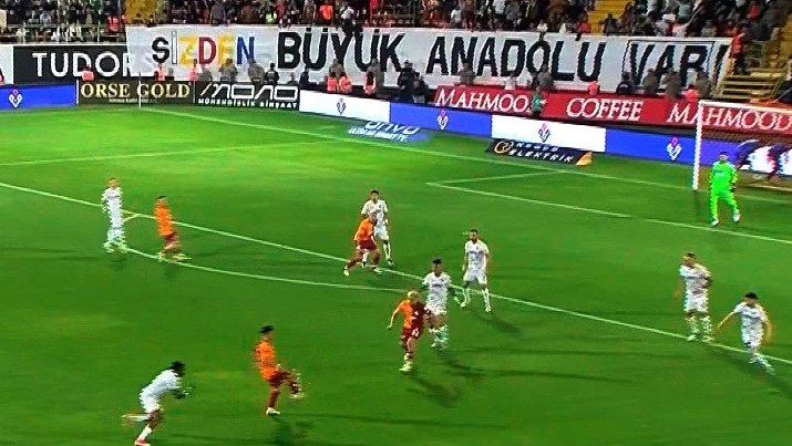 Alanyaspor tribünlerinde açılan pankart; 'Sizden büyük ANADOLU var'